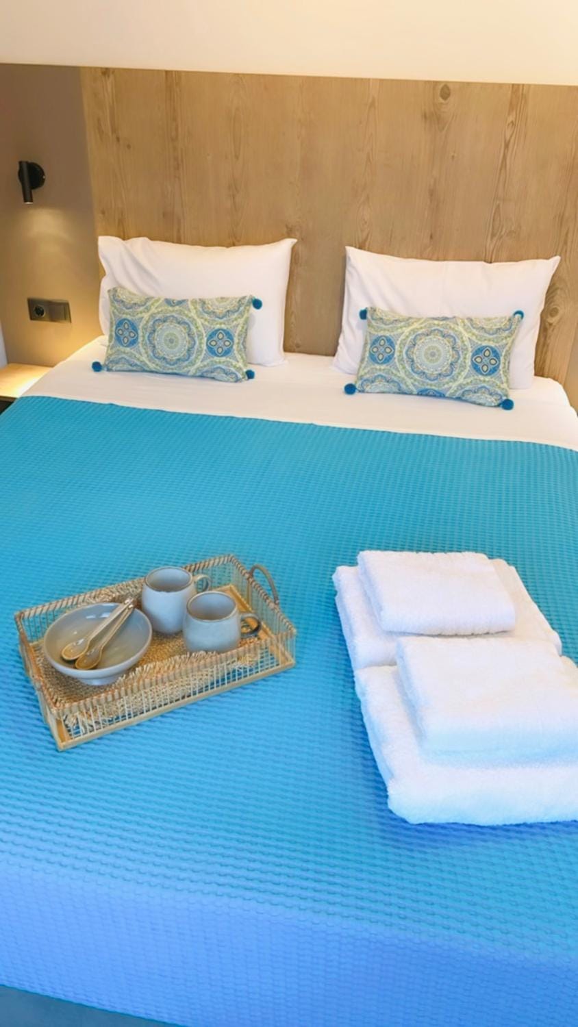 Bed, Bedroom, towels