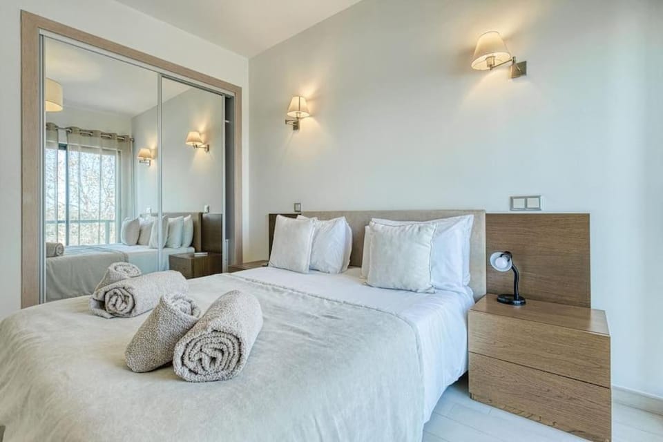 Bedroom, towels