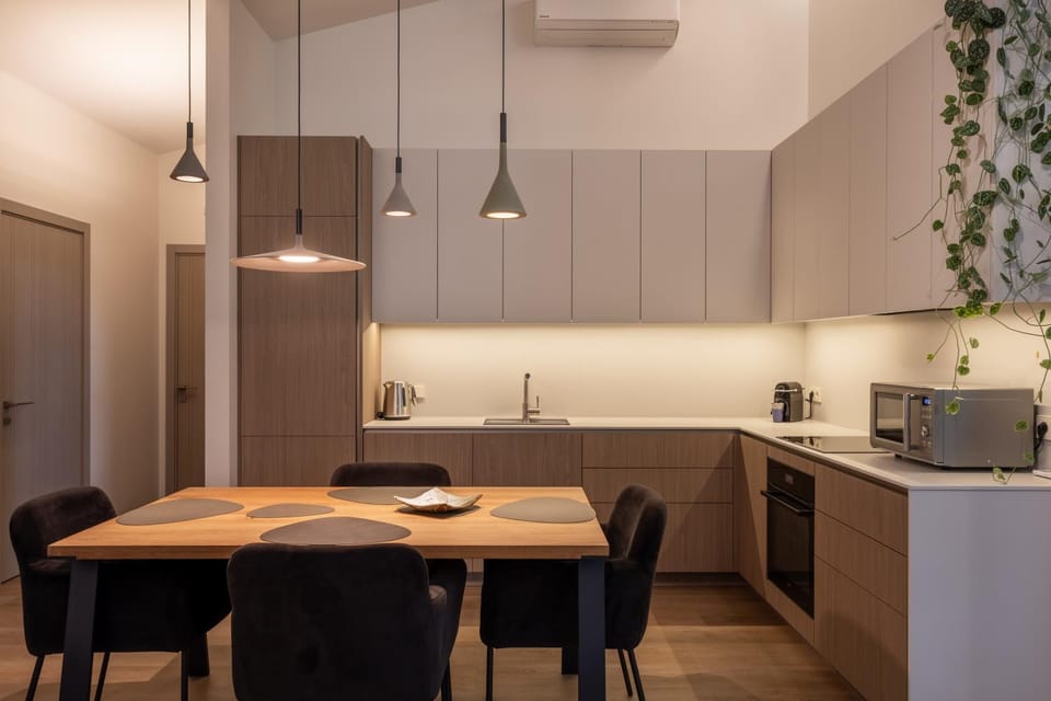 Kitchen or kitchenette, Dining area, dishwasher, pet friendly, stove, toaster, air conditioner