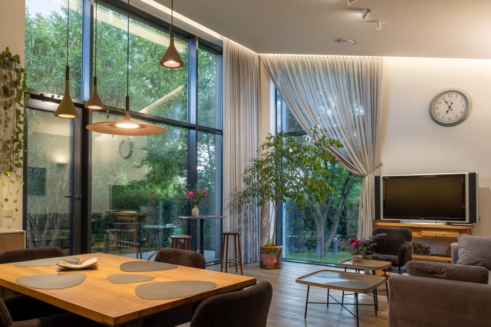 TV and multimedia, Living room, Seating area, Dining area