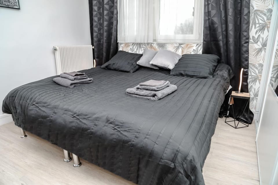 Bed, Bedroom, towels