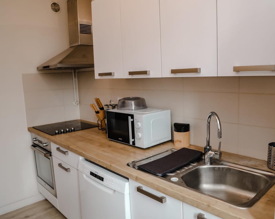 Coffee/tea facilities, dishwasher, minibar, pet friendly, stove