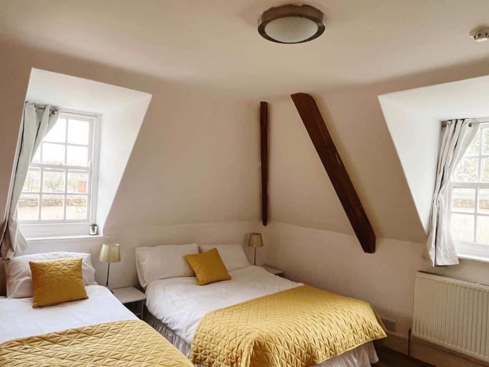 4 bed loft apartment overlooking historic town Apartment in Trowbridge