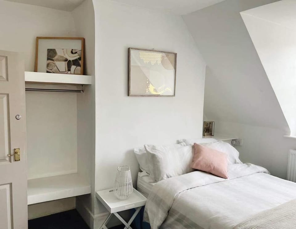 4 bed loft apartment overlooking historic town Apartment in Trowbridge