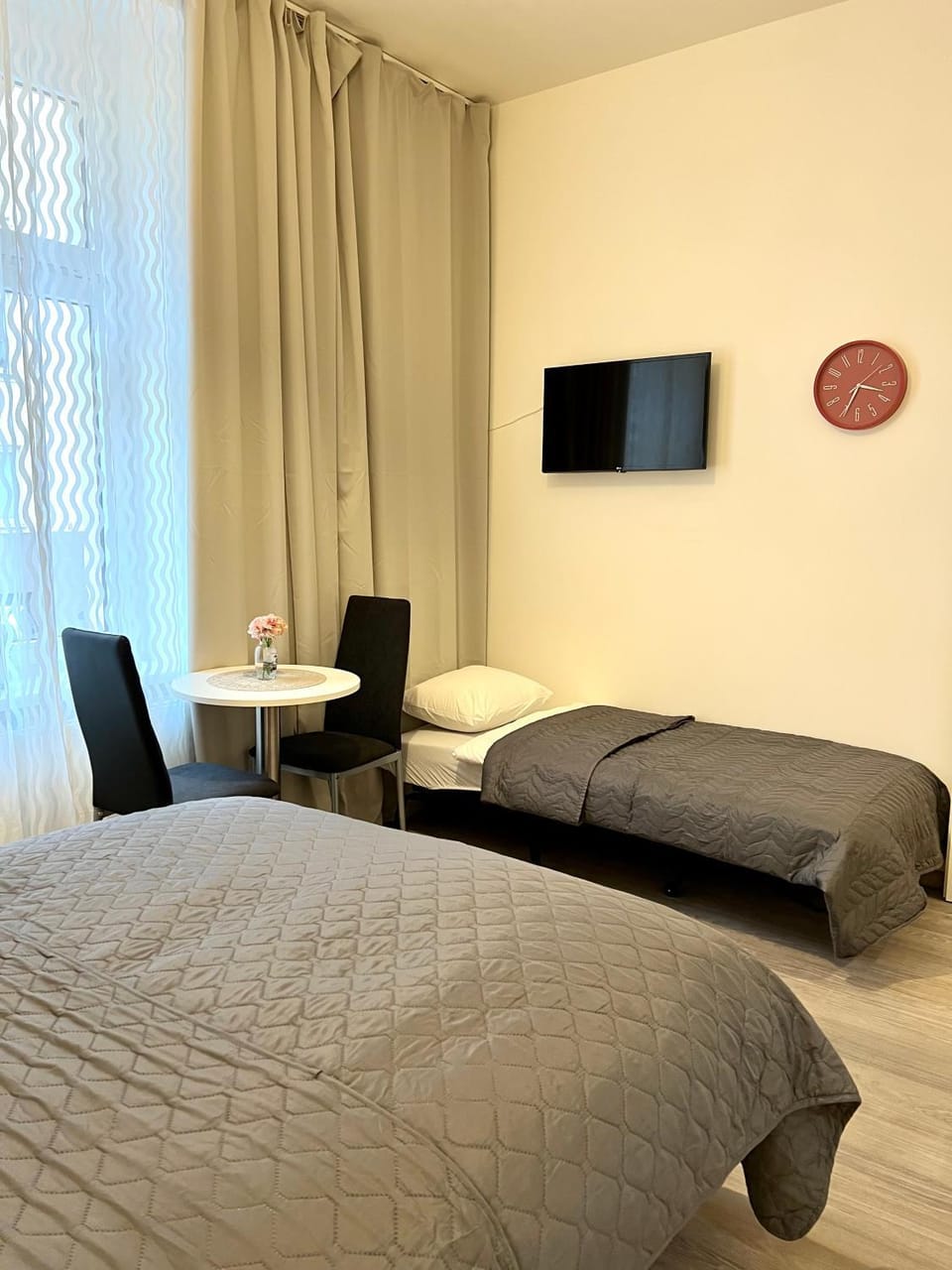 Bed, TV and multimedia, Photo of the whole room