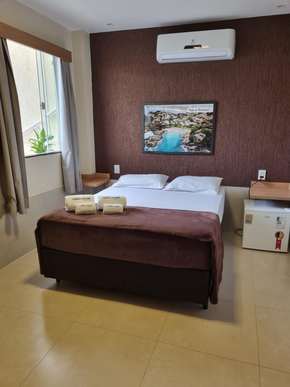Bed, minibar