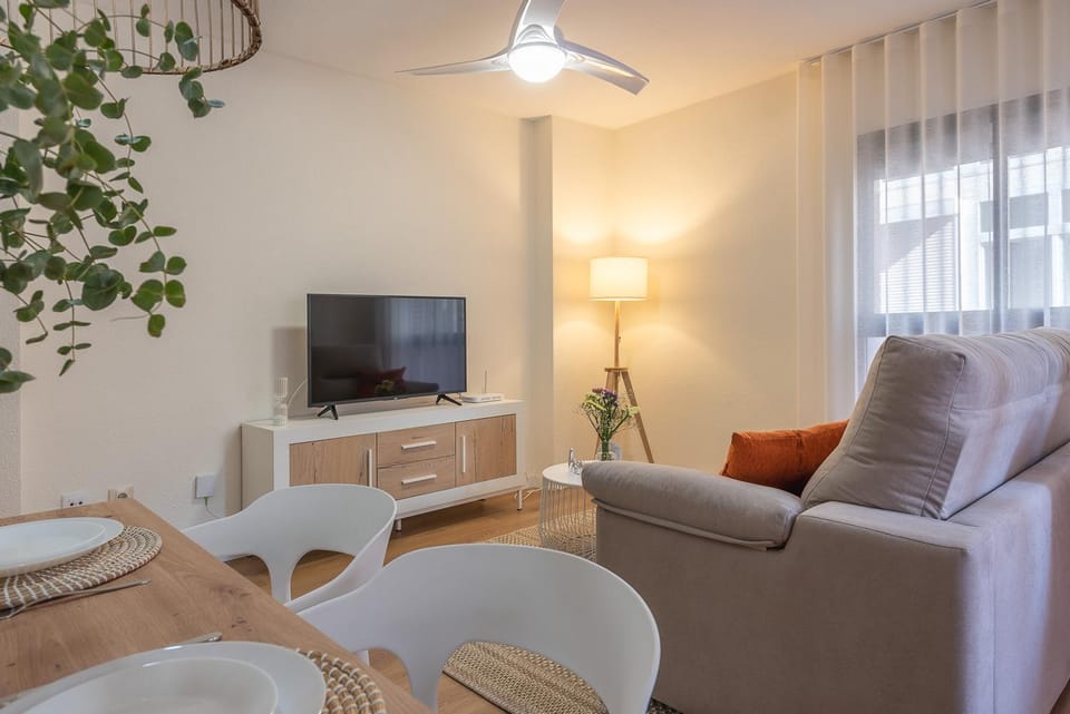 Communal lounge/ TV room, TV and multimedia, Living room, Dining area