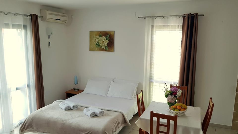 Bed, Photo of the whole room, Dining area, air conditioner
