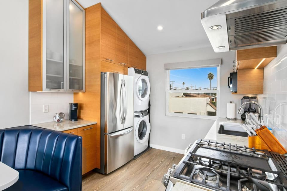 Kitchen or kitchenette, washing machine, dryer