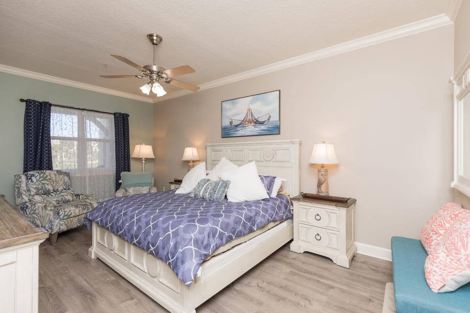 Bed, Photo of the whole room, Seating area, Bedroom, fireplace