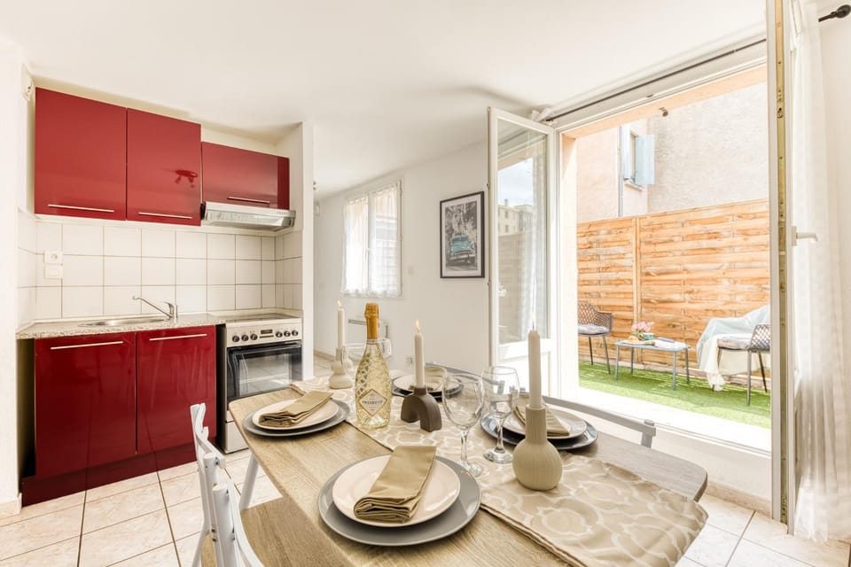Cocon lumineux au centre de Tarbes, terrasse privée au soleil, confort tout inclus Apartment in Occitanie