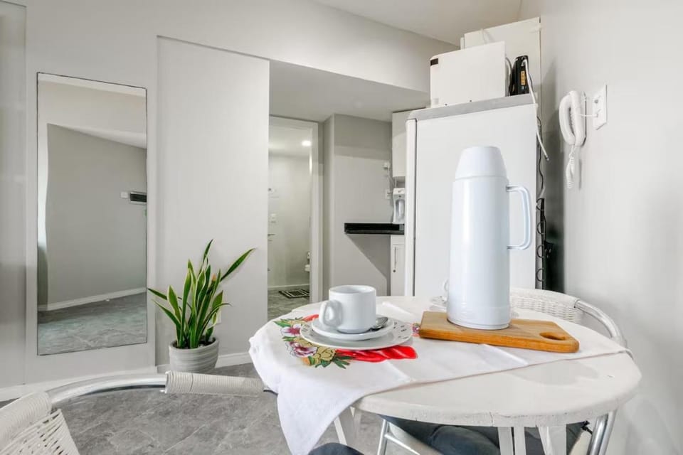 Coffee/tea facilities, Kitchen or kitchenette, Dining area, minibar