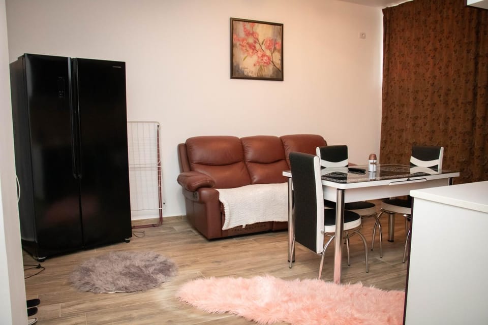 Apartament Capitala Militari Rosu Apartment in Bucharest