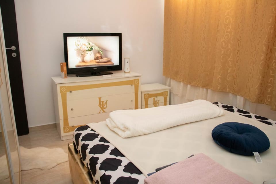 Bed, TV and multimedia, Photo of the whole room, Bedroom, towels
