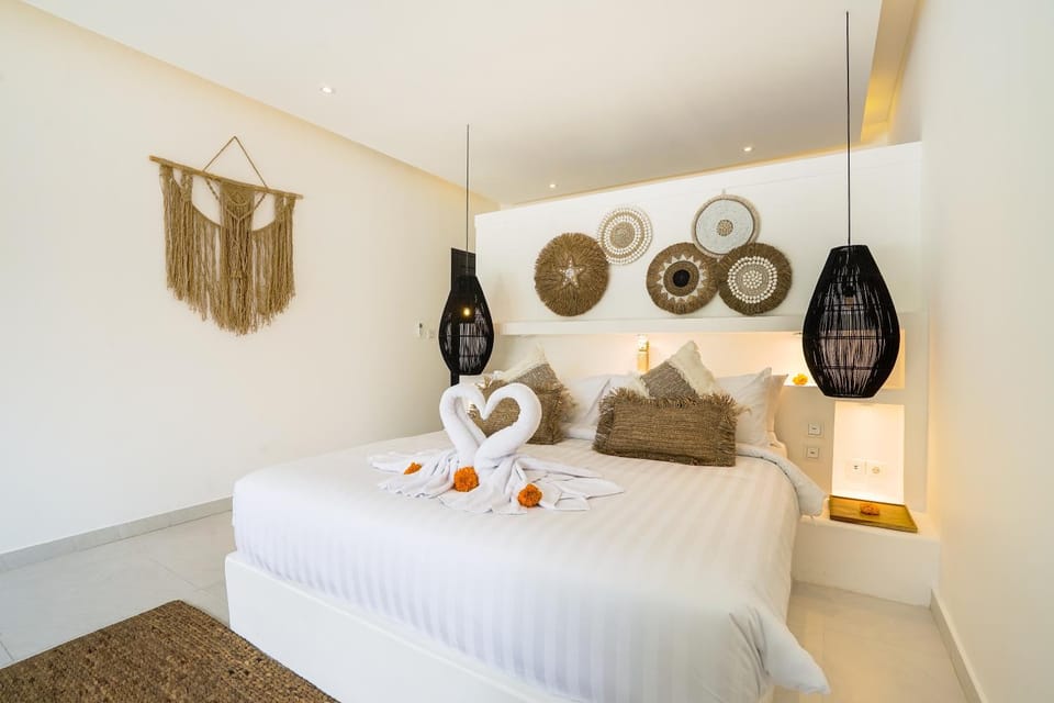 Bed, Photo of the whole room, Decorative detail, Bedroom, towels