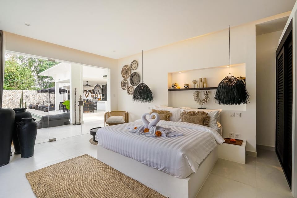 Bed, Photo of the whole room, Seating area, Bedroom, towels