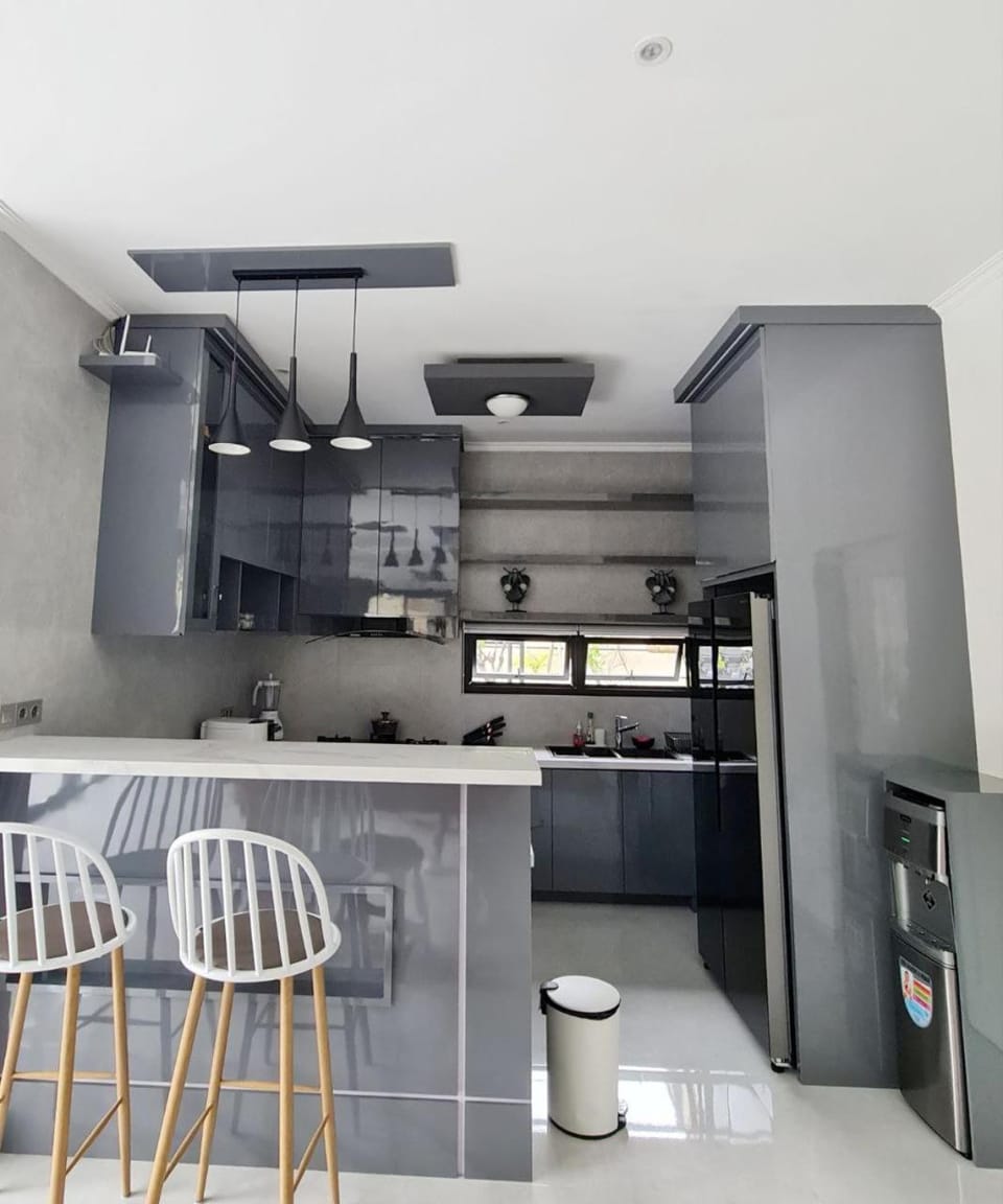 Kitchen or kitchenette, minibar, oven, stove