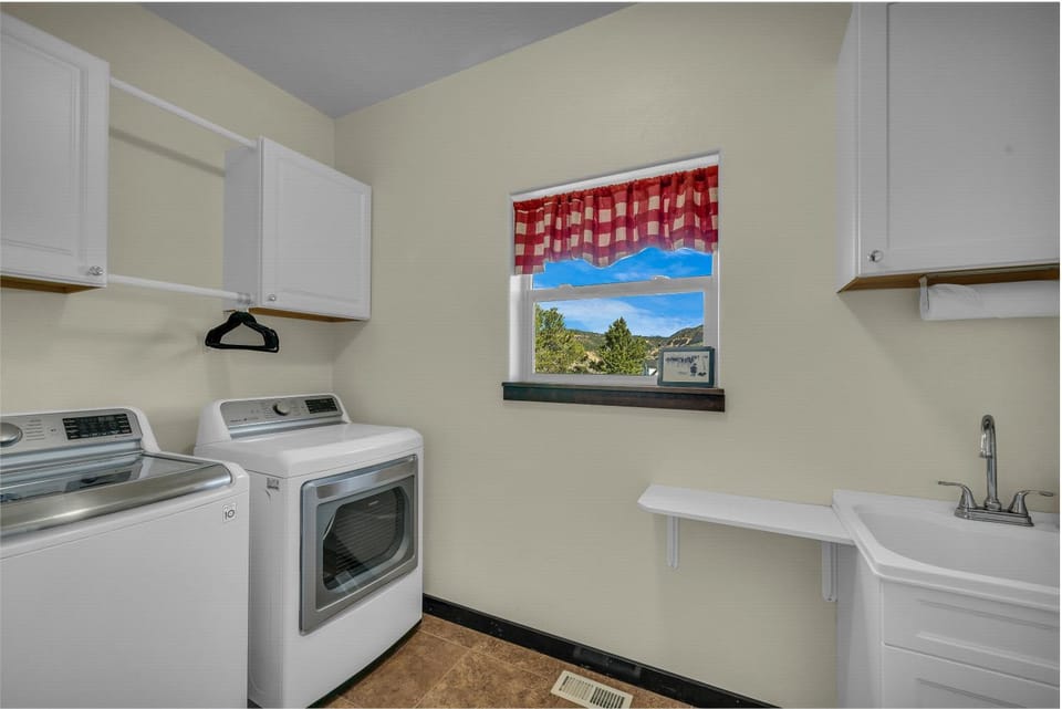 Red Hollow Ranch- Pet Friendly, Walking distance to Slot Canyon, Private House in Orderville