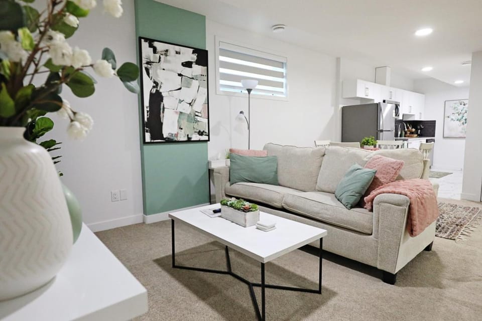 King Bed Disney Long Stays Garage Airport House in Edmonton