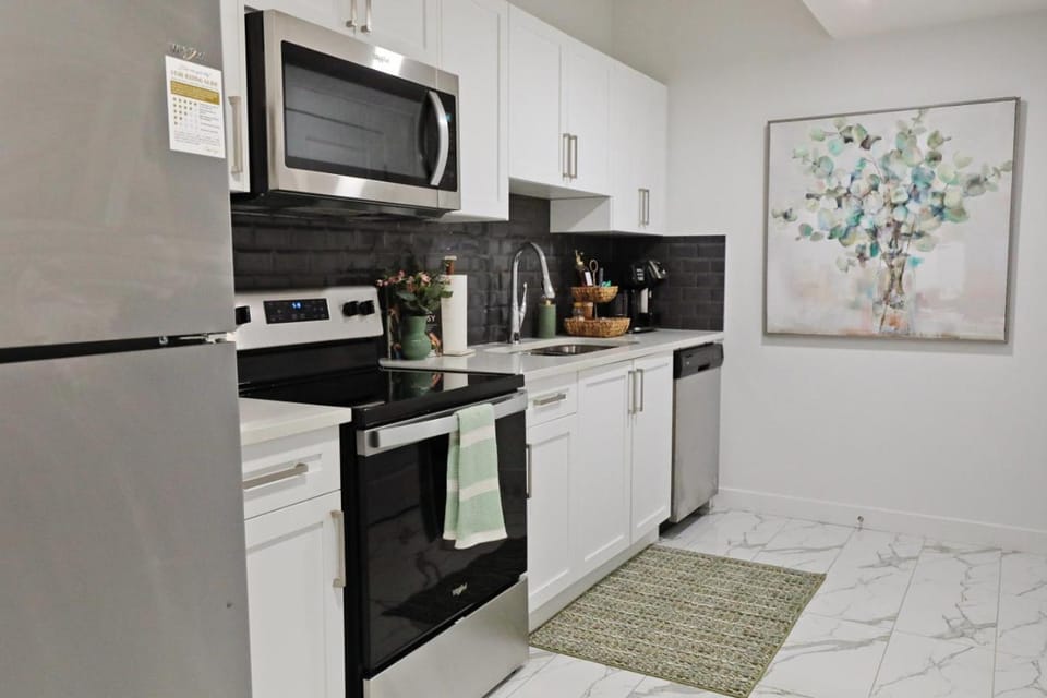 King Bed Disney Long Stays Garage Airport House in Edmonton