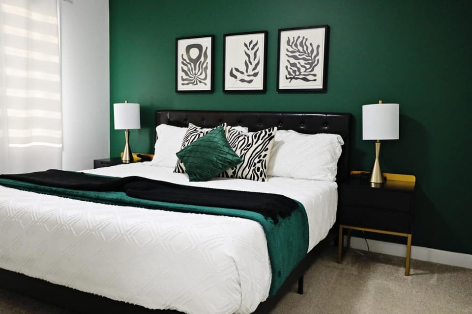 Chic Modern Home King Bed Fireplace Disney House in Edmonton