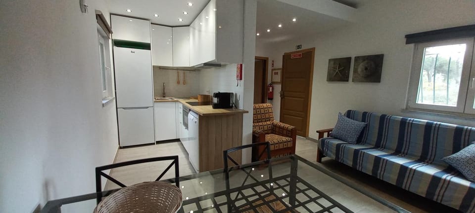 Kitchen or kitchenette, Living room, minibar, pet friendly, stove