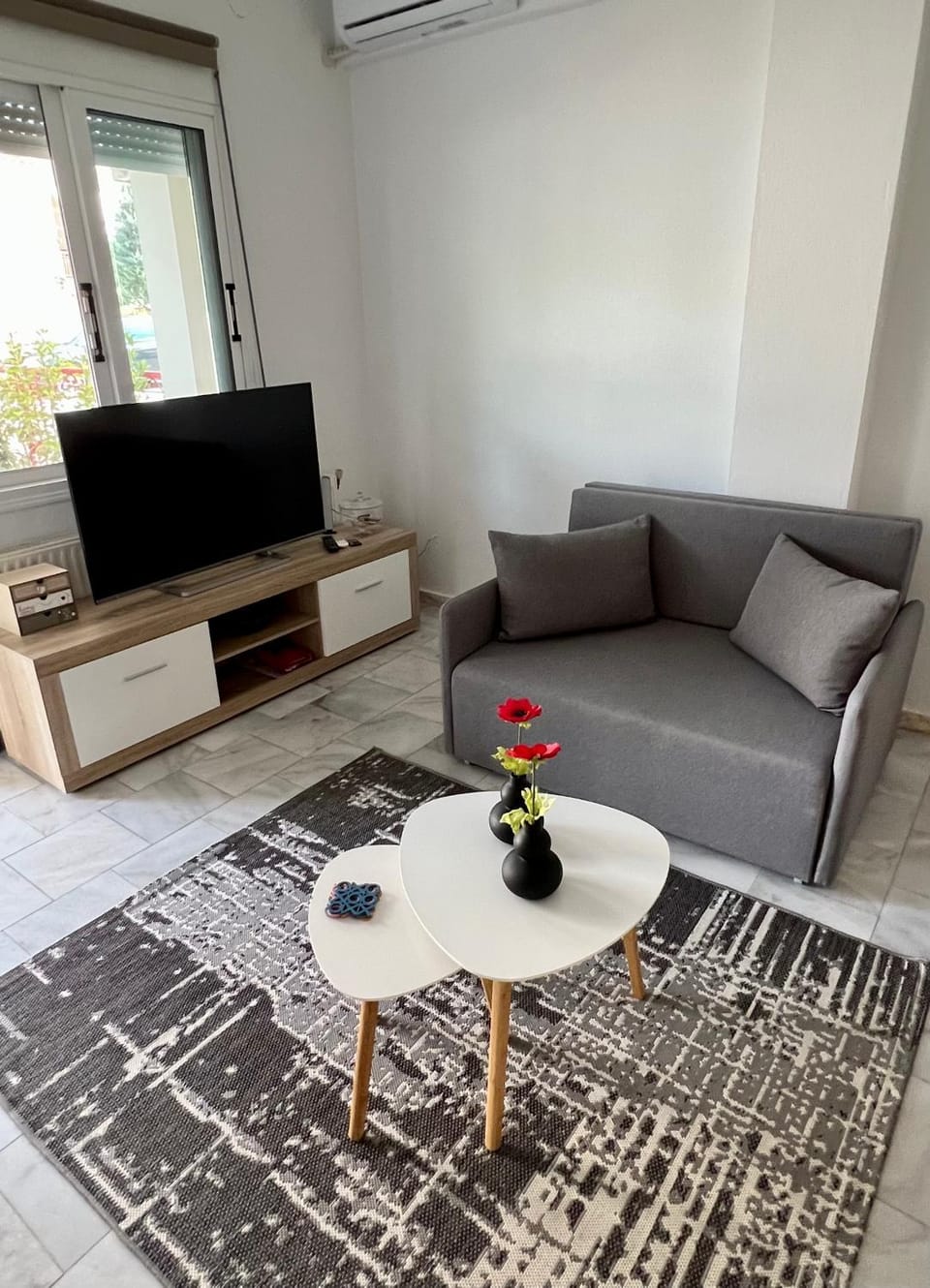 Communal lounge/ TV room, TV and multimedia, Living room, Seating area, Evening entertainment, air conditioner