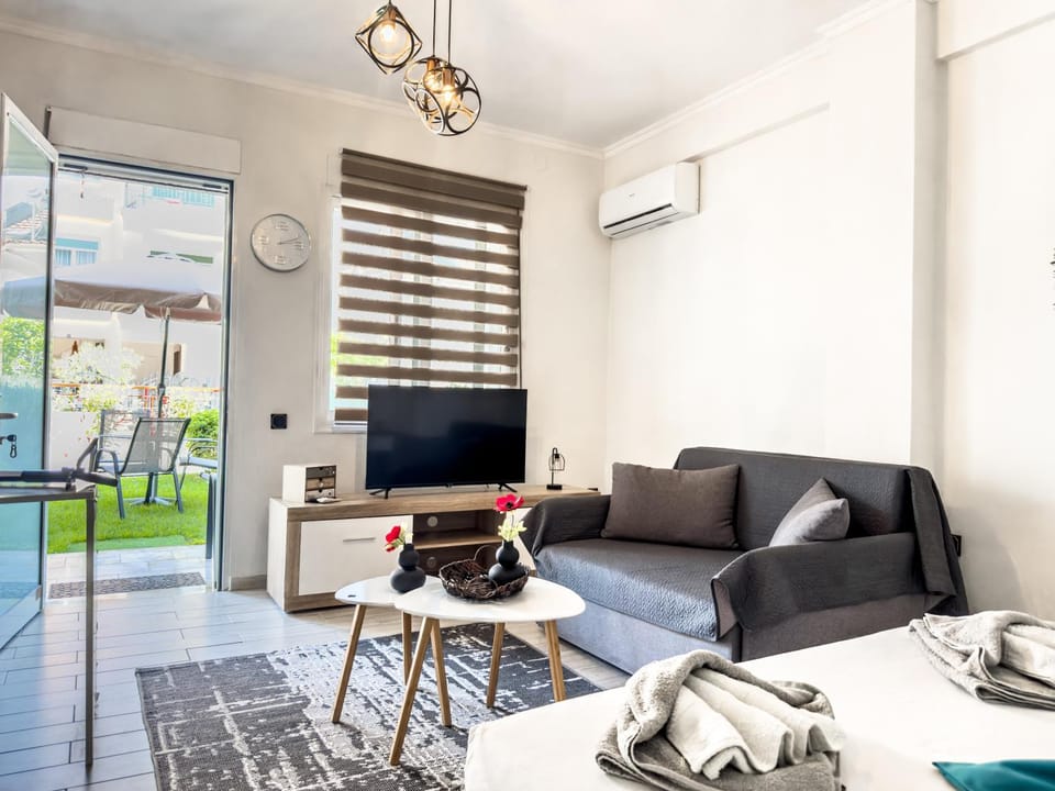 TV and multimedia, Living room, Seating area, Evening entertainment, air conditioner