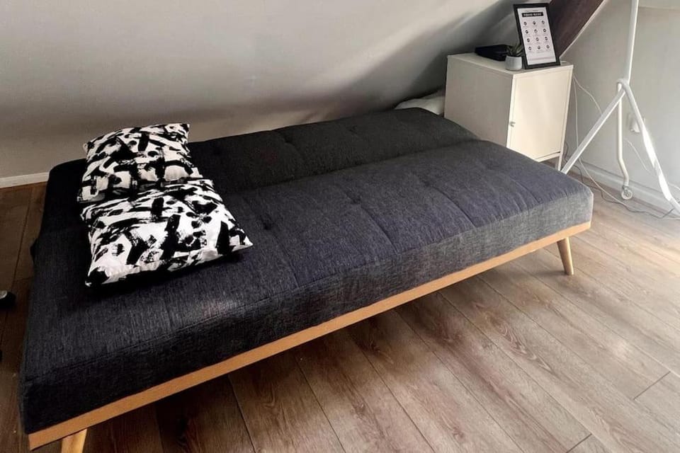 Bed, Living room