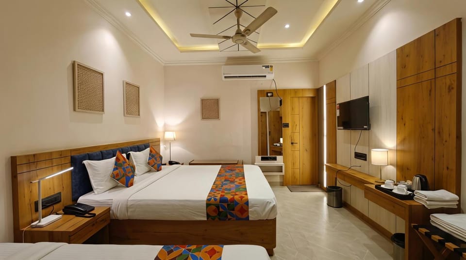 Bed, TV and multimedia, Photo of the whole room, Bedroom, towels, wardrobe, air conditioner