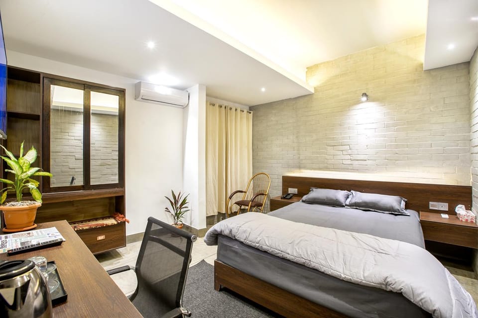 Bed, Photo of the whole room, Seating area, air conditioner