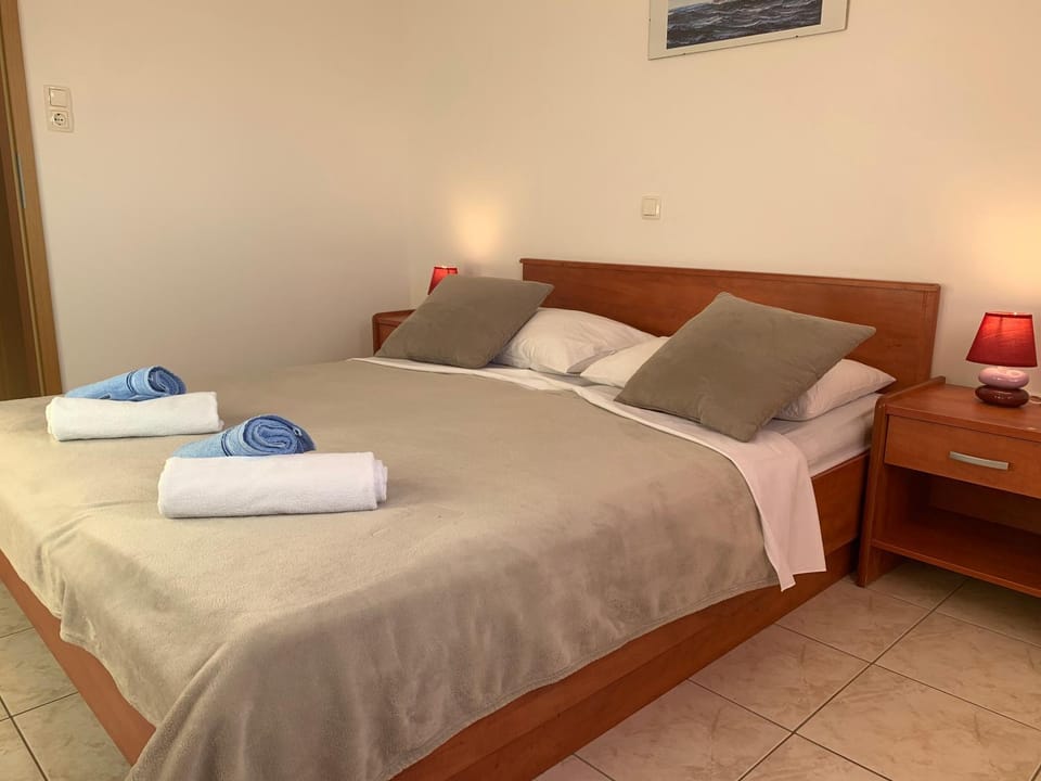 Bed, Bedroom, towels