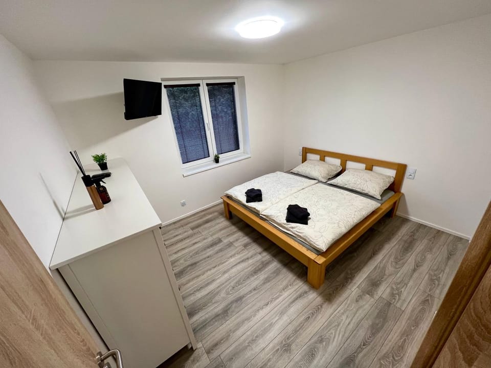 Bed, TV and multimedia, Photo of the whole room, Bedroom, wardrobe