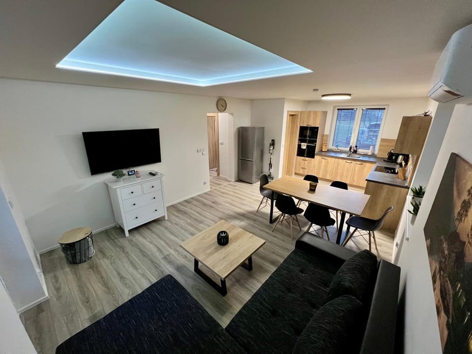 TV and multimedia, Kitchen or kitchenette, Living room, Seating area, hair dresser