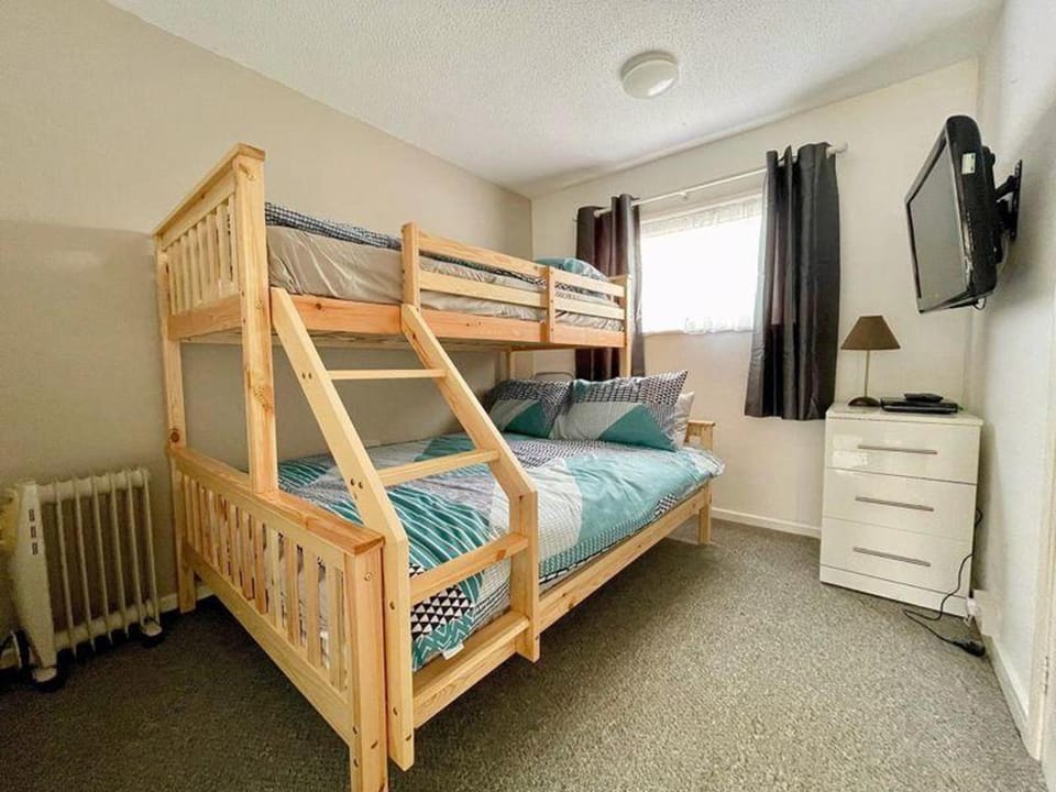 Bed, TV and multimedia, Bedroom, bunk bed