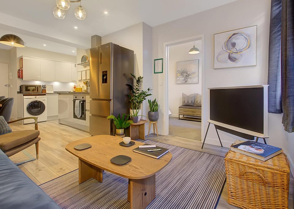TV and multimedia, Kitchen or kitchenette, Living room, Seating area, oven, washing machine, dryer