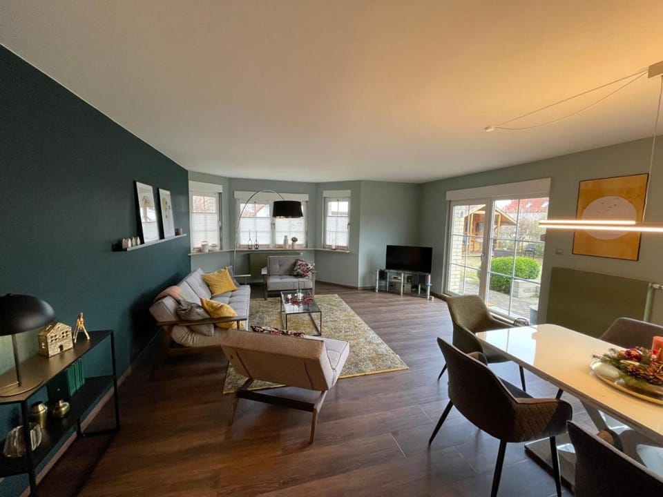 TV and multimedia, Living room, Seating area, Dining area