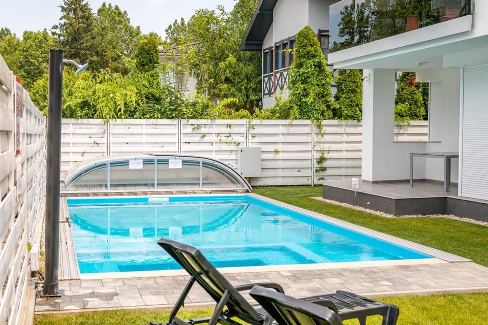 Swimming pool, sunbed
