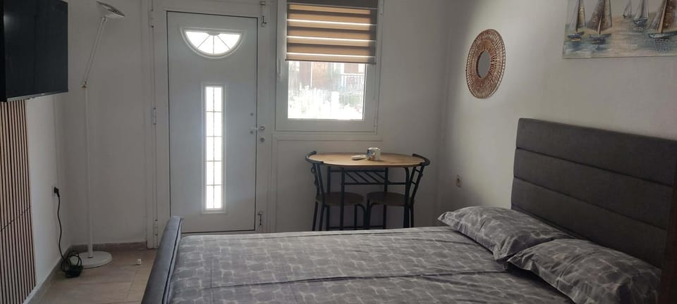 Bed, TV and multimedia, Dining area, Bedroom