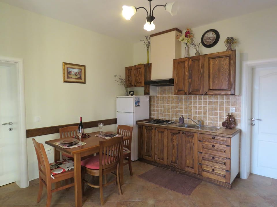 Kitchen or kitchenette, Dining area, stove
