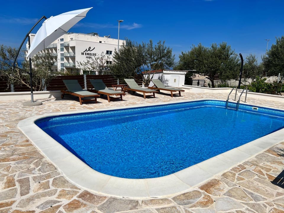 Swimming pool, sunbed