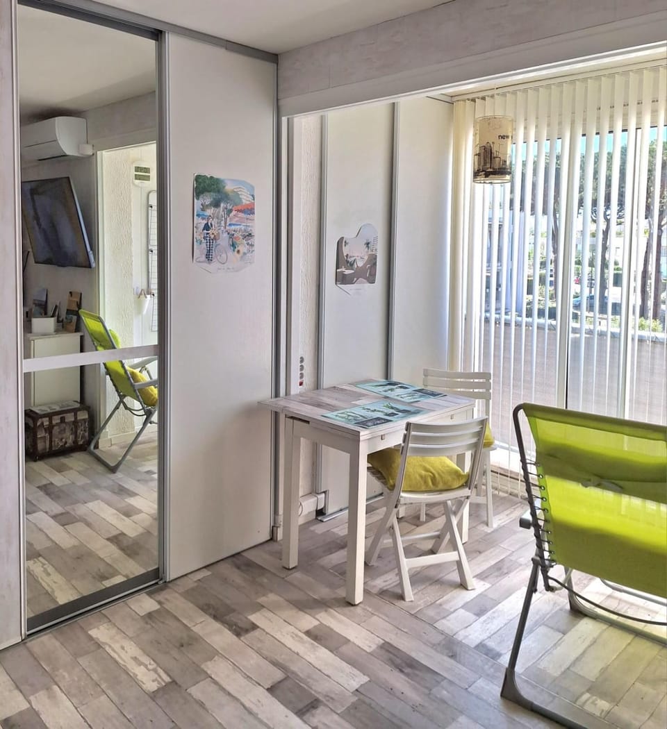 Dining area, sunbed