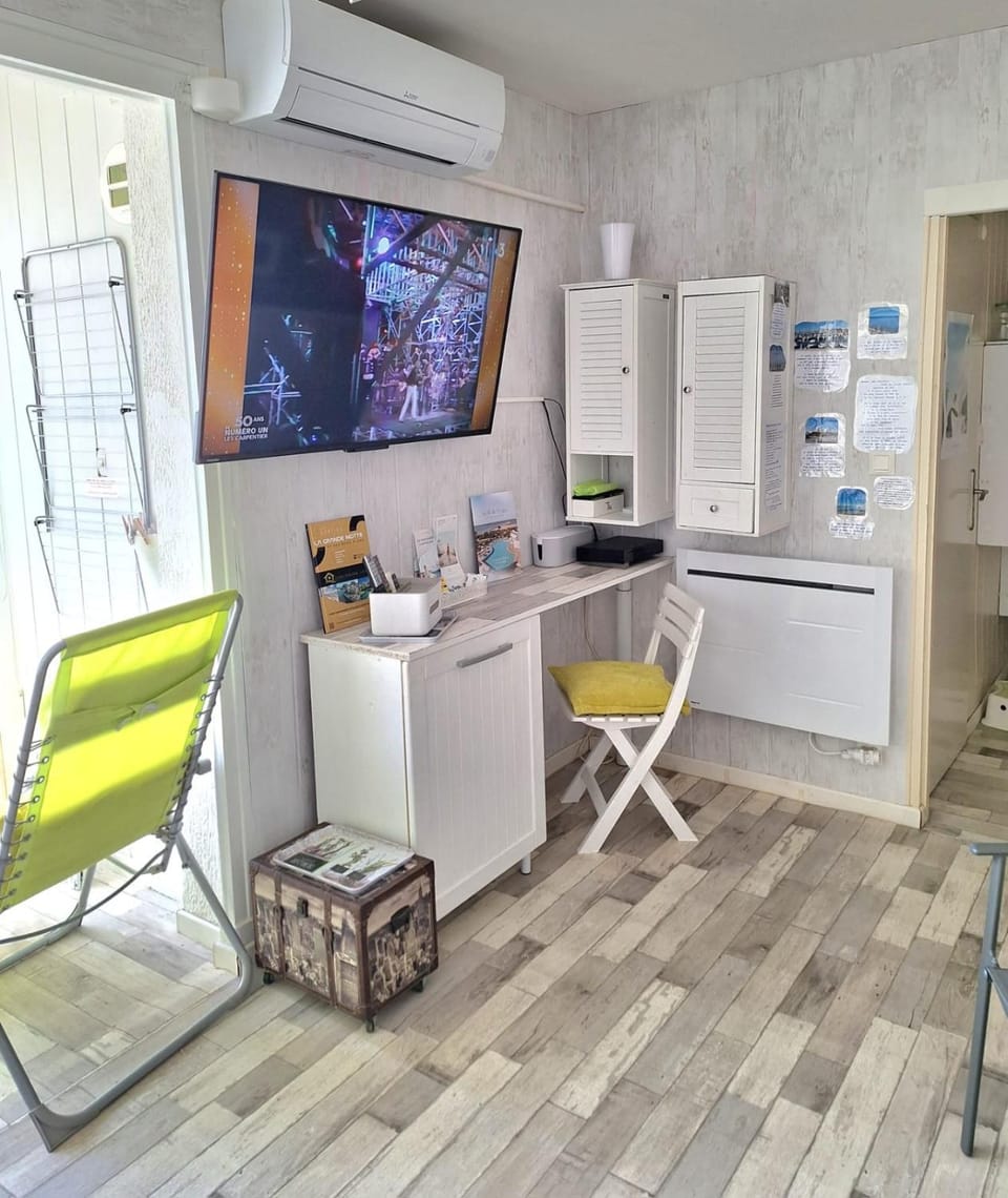 TV and multimedia, Seating area, air conditioner