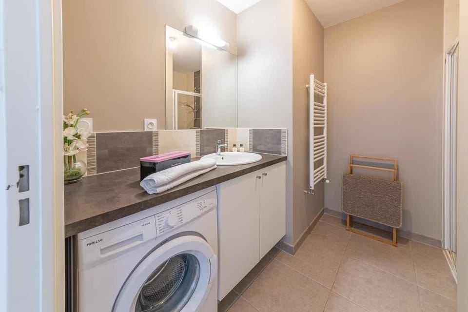 Bathroom, towels, washing machine