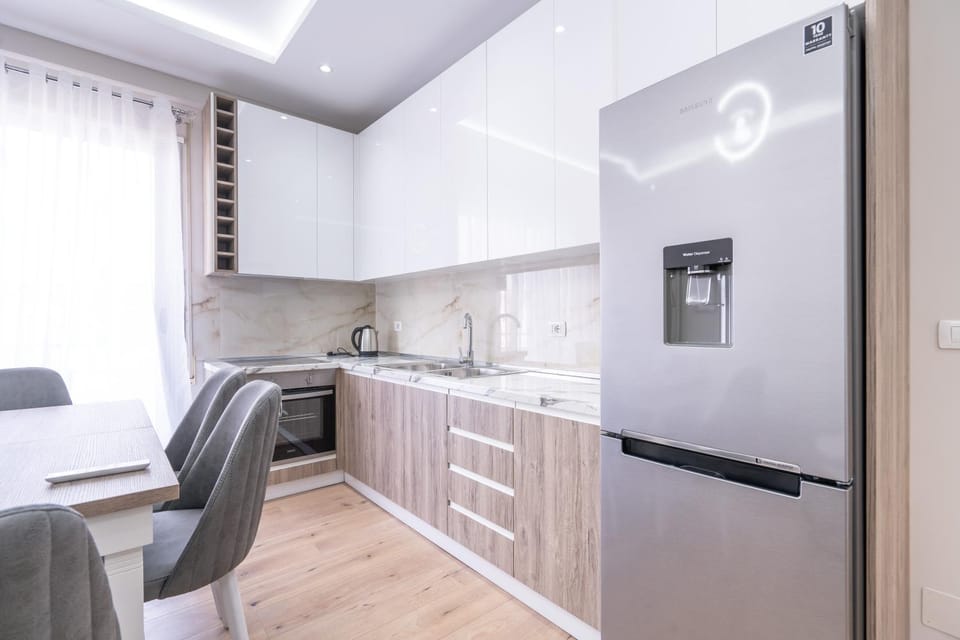 Kitchen or kitchenette, Dining area, minibar, oven, pet friendly, stove, toaster