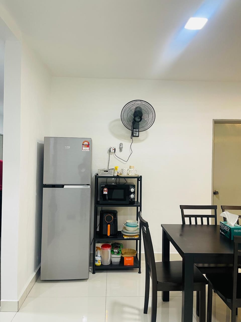 Kitchen or kitchenette, Dining area, microwave