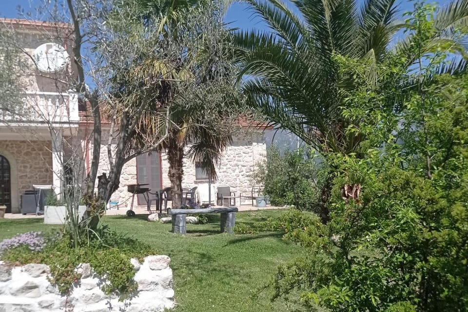 1-Bed Apartment Sleeps 2 - Free Parking and Garden Apartment in Lazio