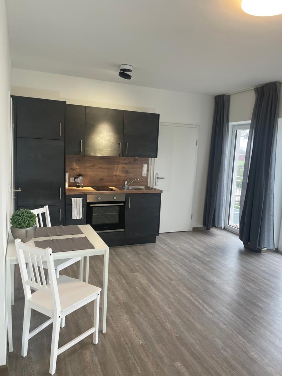 Kitchen or kitchenette, Seating area, Dining area, oven, pet friendly, stove