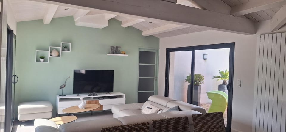 Communal lounge/ TV room, TV and multimedia, Living room