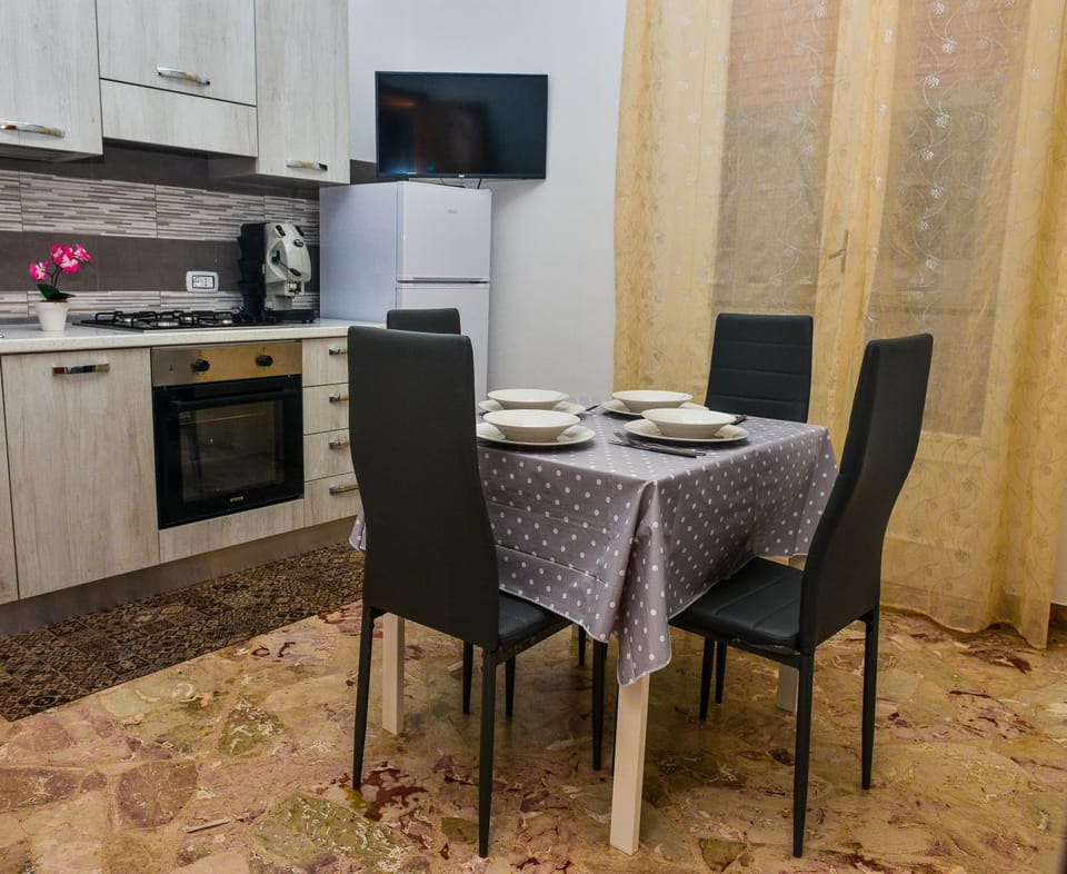 Coffee/tea facilities, Kitchen or kitchenette, Living room, Seating area, Dining area, minibar, pet friendly, stove